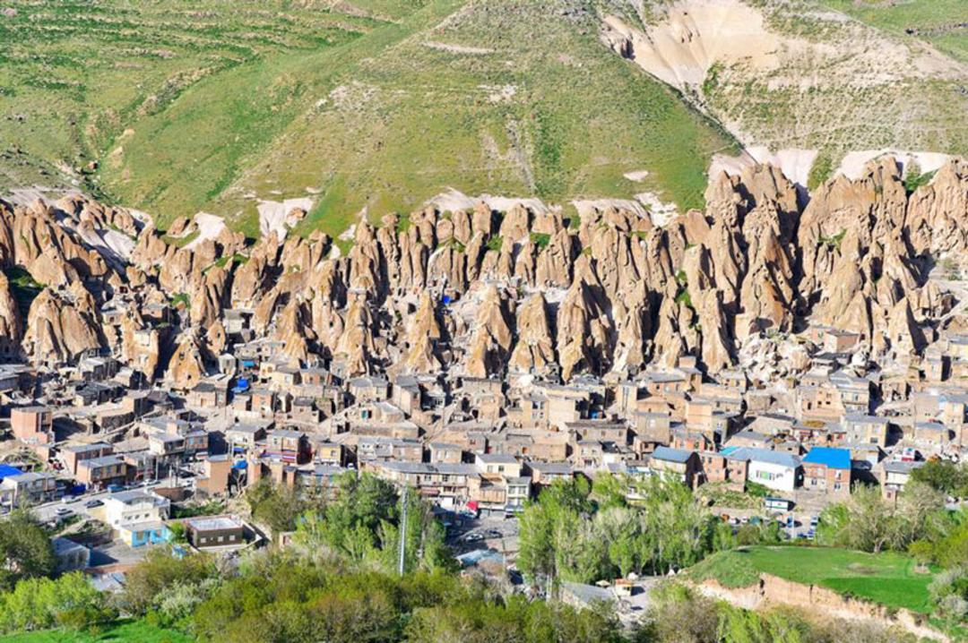 خانه‌های صخره‌ای کندوان در کوهستان
