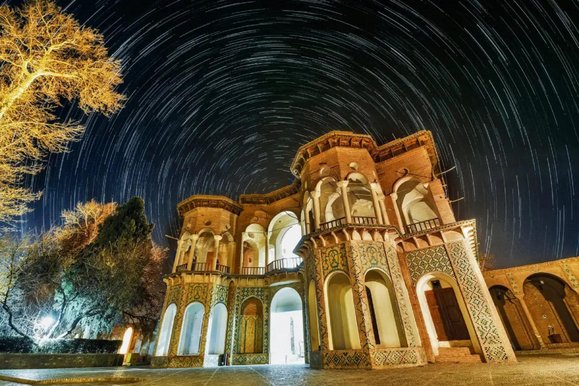 سردر باغ شاهزاده ماهان در شب
