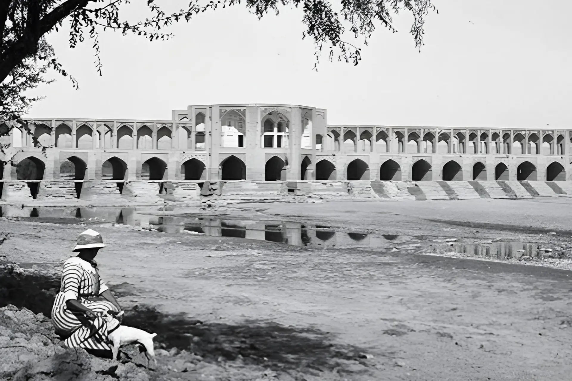 پل خواجو (Khaju Bridge) در کنار بستر خشک رودخانه زاینده‌رود