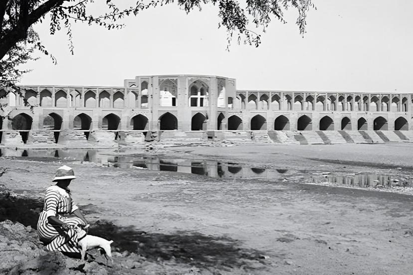 پل خواجو (Khaju Bridge) در کنار بستر خشک رودخانه زاینده‌رود