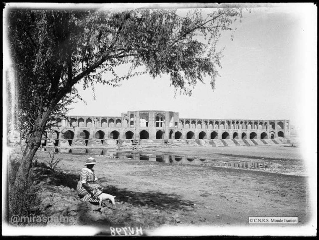 پل خواجو (Khaju Bridge) در کنار رودخانه زاینده‌رود در دوران قاجار