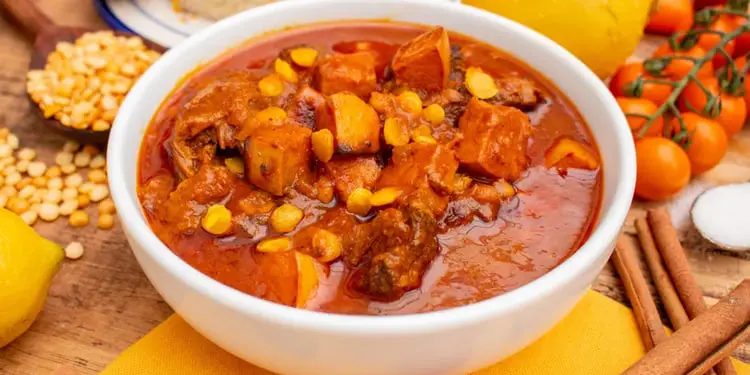 خورش به آلو (Khoresh Be Alo) حاوی تکه‌های گوشت و آلو در ظرف سفید