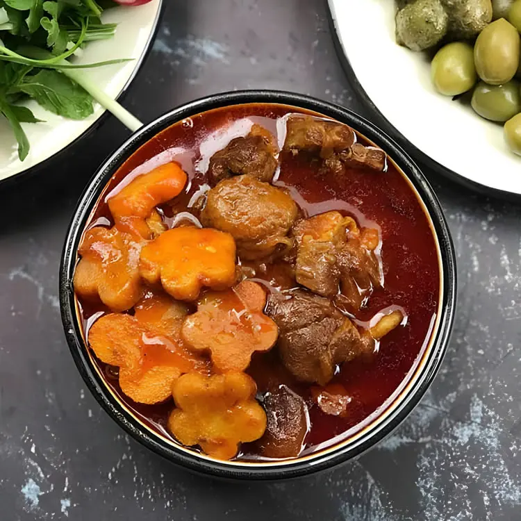 خورش به آلو (Khoresh Beh Aloo) حاوی تکه‌های گوشت و به گل‌مانند