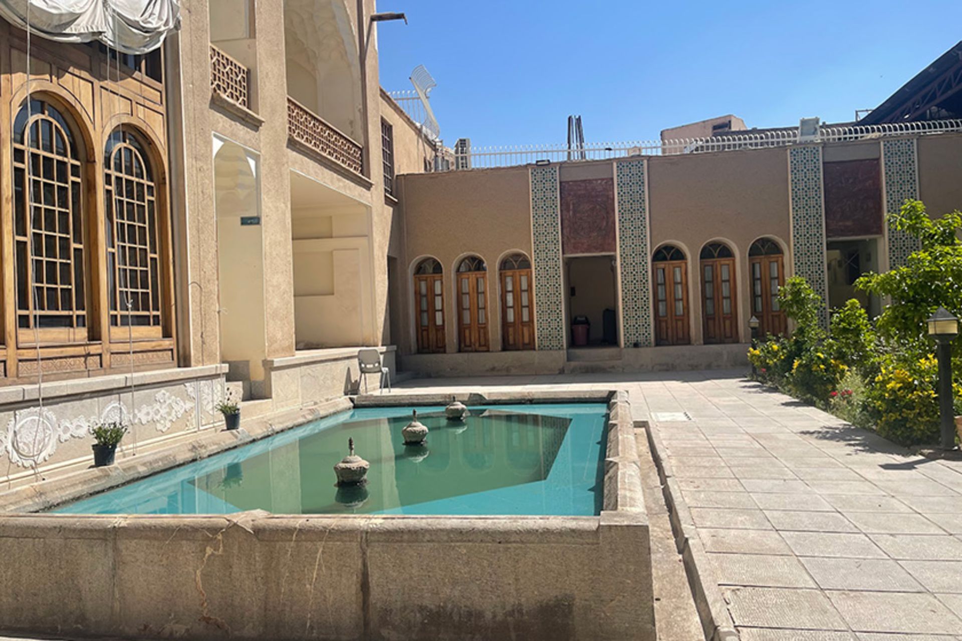 حوض و حیاط خانه اژه ای ها
