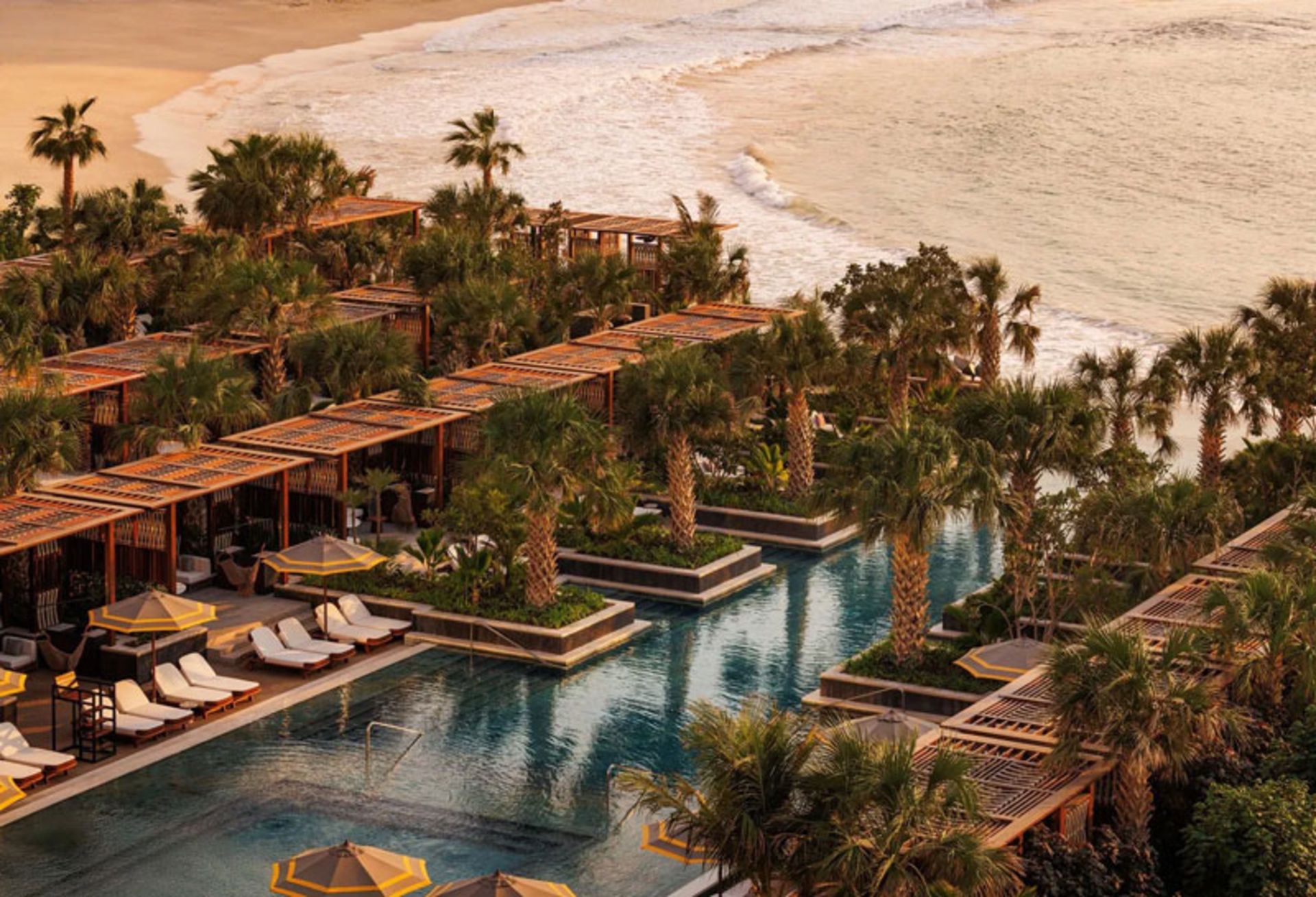 استخرهای روباز و نخل‌های هتل جمیرا مرسی العرب