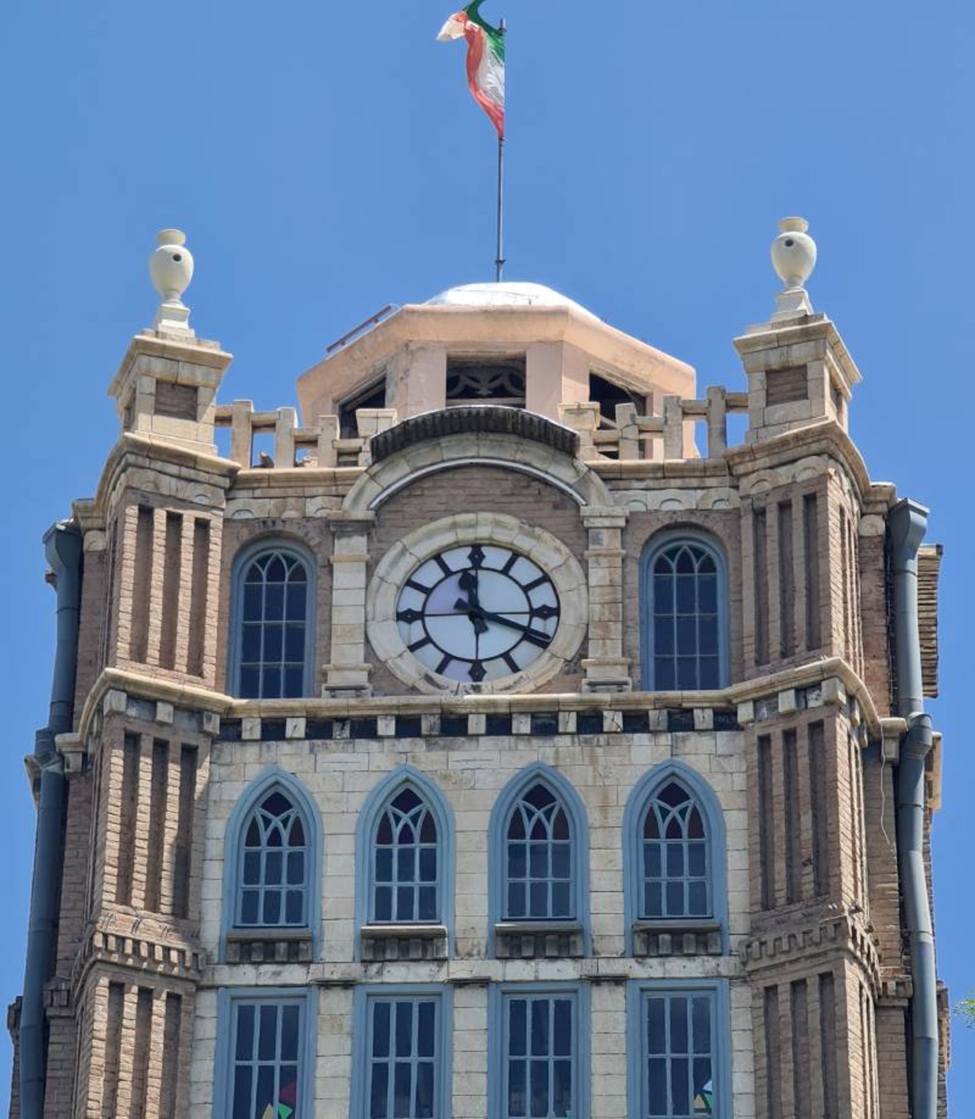 برج ساعت در عمارت شهرداری تبریز