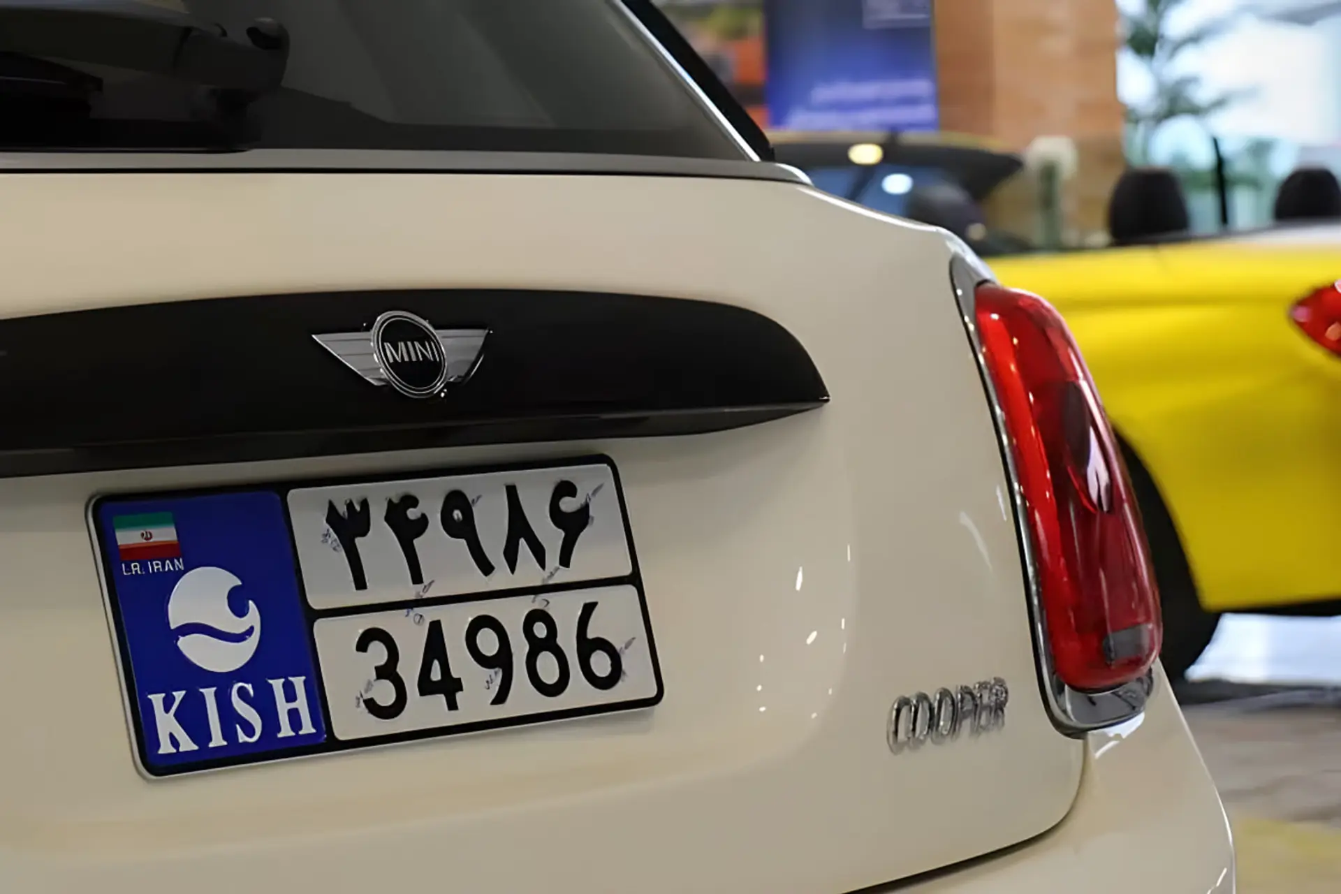 پلاک خودروی مینی کوپر (MINI Cooper) با نشان منطقه آزاد کیش