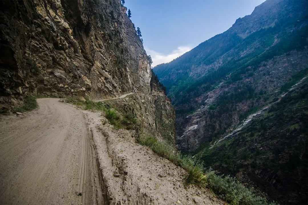 جاده بسیار باریک در دل کوه