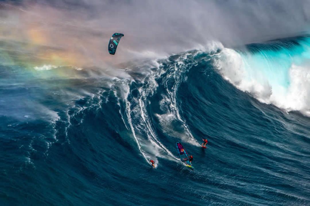 کایت‌سرفینگ (Kite Surfing) در میان امواج بلند و کف‌آلود اقیانوس