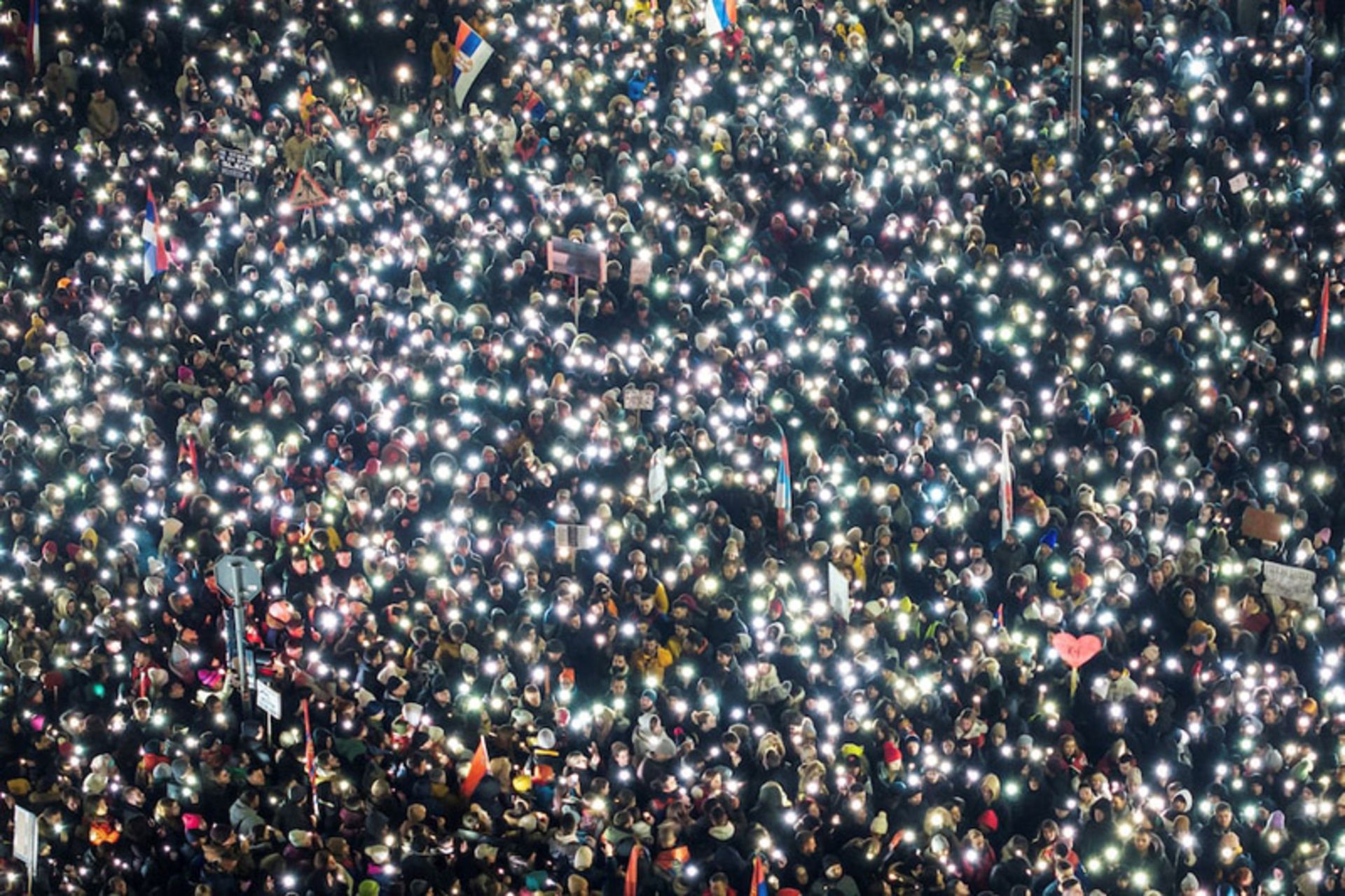 عکس هوایی از گردهمایی در صربستان به یاد قربانیان حادثه مرگبار فرو ریختن سقف ایستگاه راه‌آهن