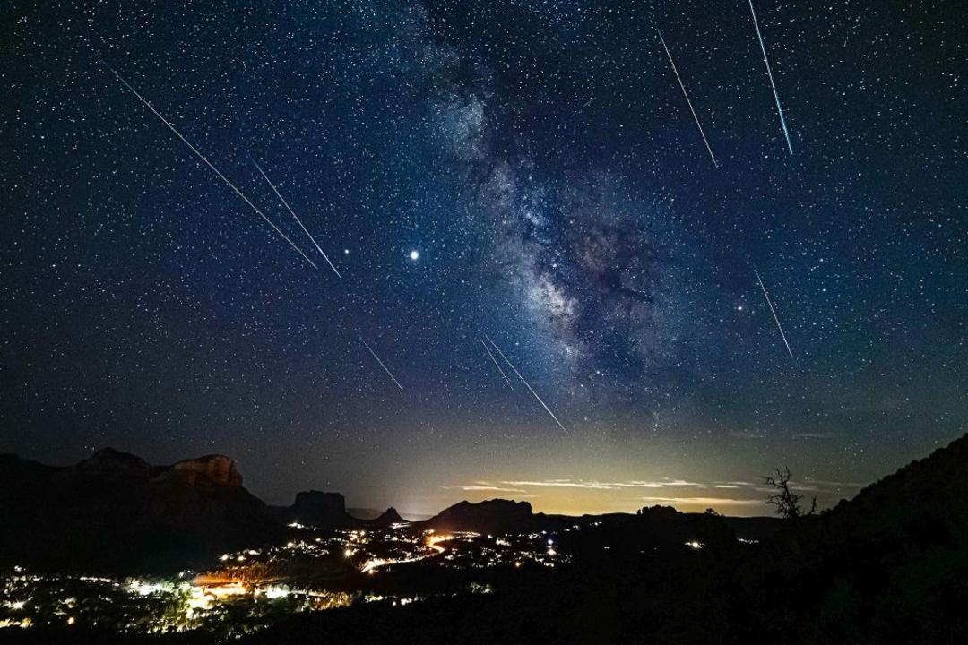 تصویری زیبا از بارش شهابی برساوشی