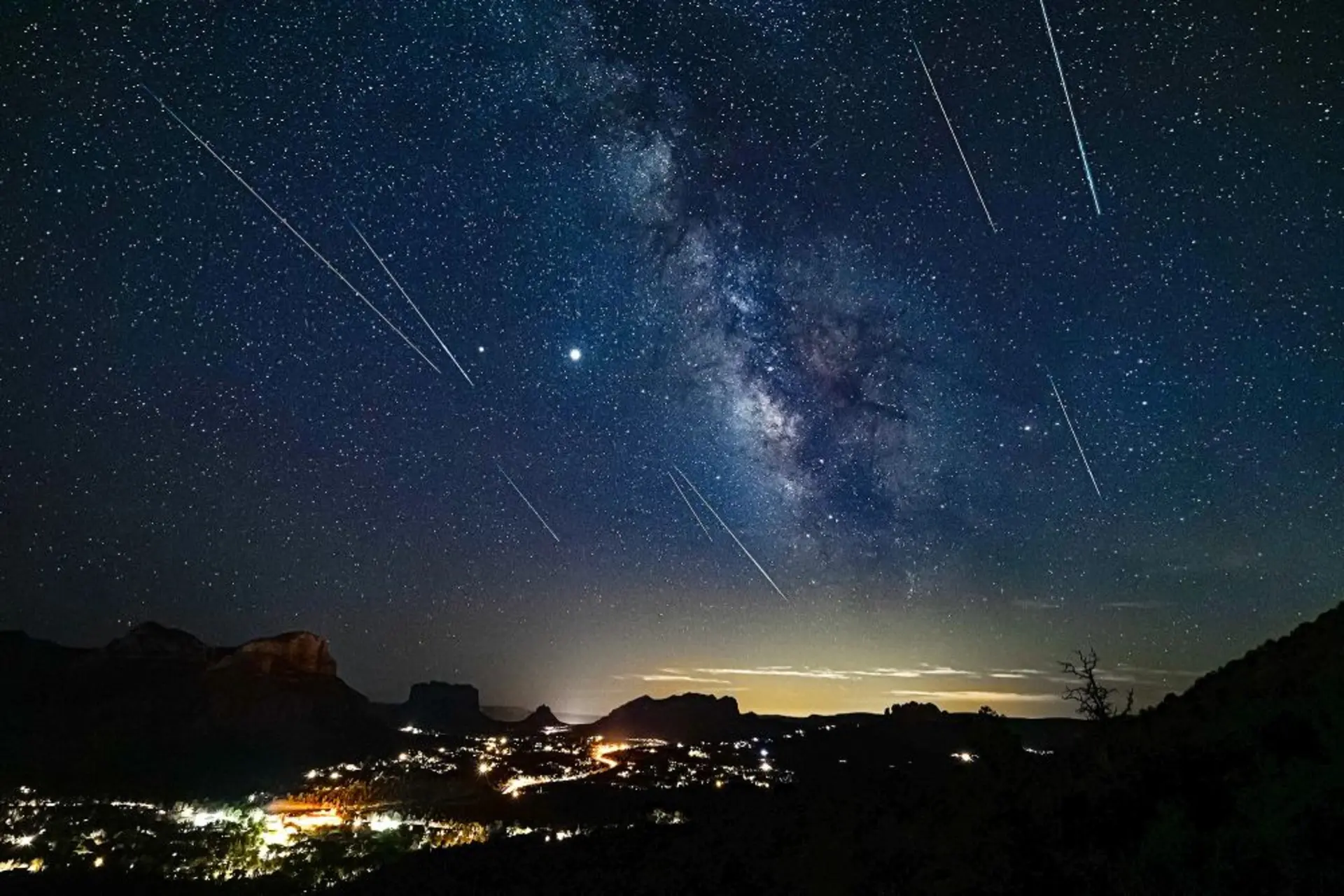 تصویری زیبا از بارش شهابی برساوشی