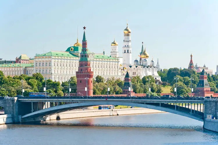 مجموعه تاریخی کرملین (Kremlin) در کنار رودخانه مسکو با برج‌های سرخ