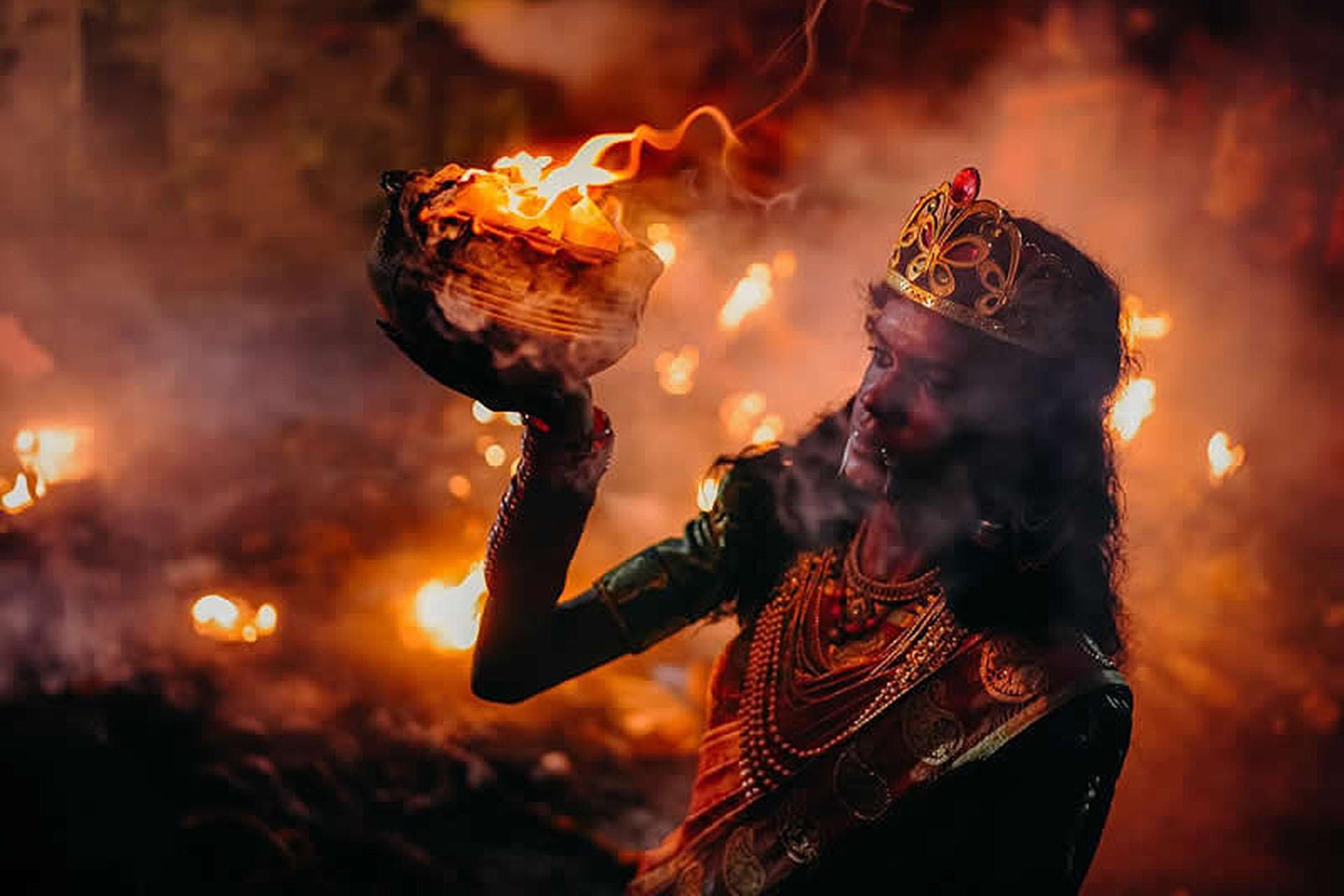 شخصی با آتشی در دست در جشنواره هندی