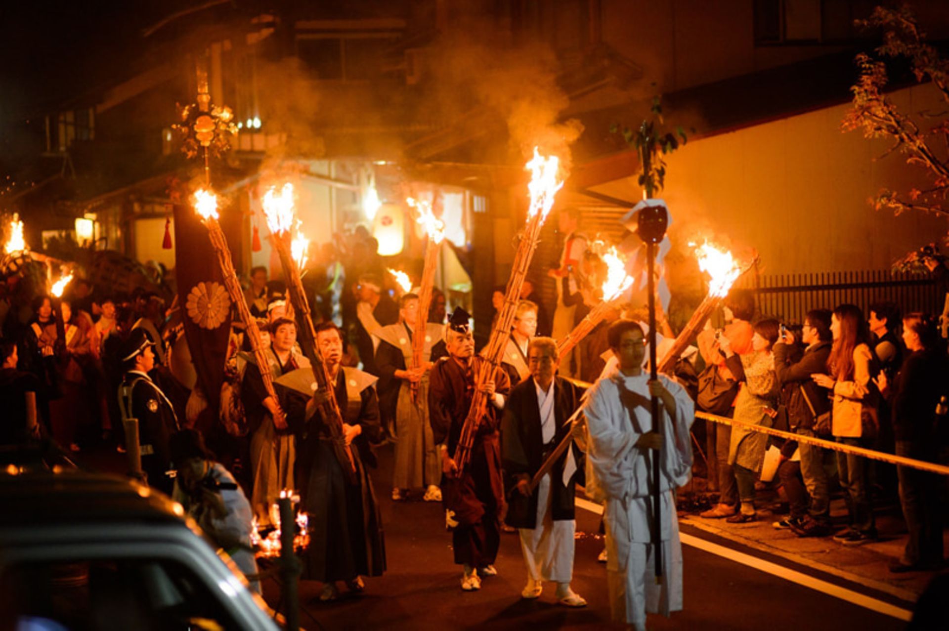 حضور مردم در شب جشنواره آتش کوراما در ژاپن