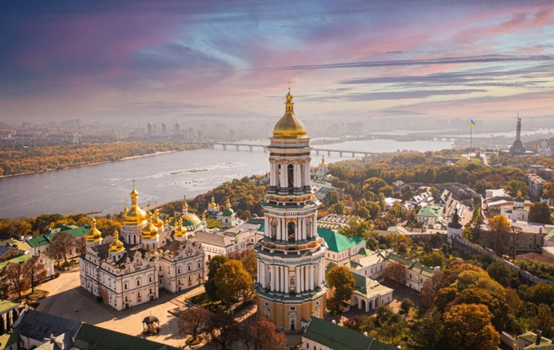 کلیسای کی‌یف (Kyiv Lavra) با گنبدهای طلایی در کنار رودخانه دنیپرو