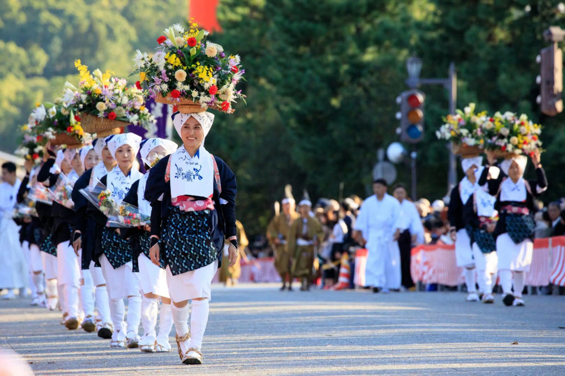 رژه خیابانی با لباس سنتی ژاپنی در جشن جیدای ماتسوری