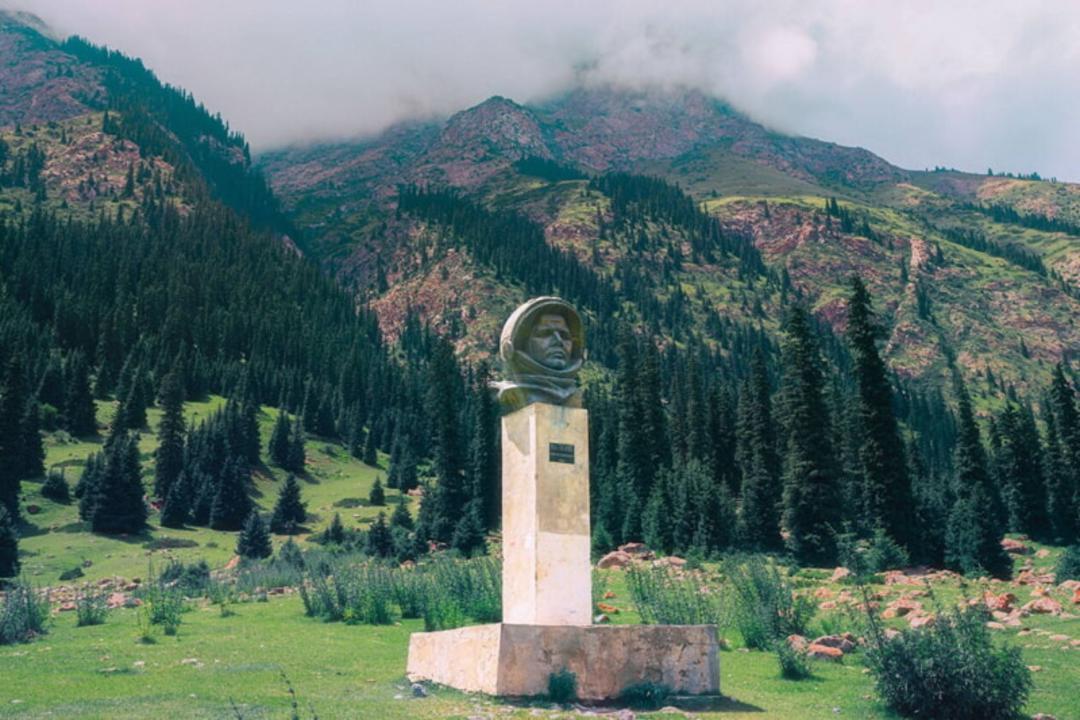 مجسمه برنزی در منظره کوهستانی قرقیزستان