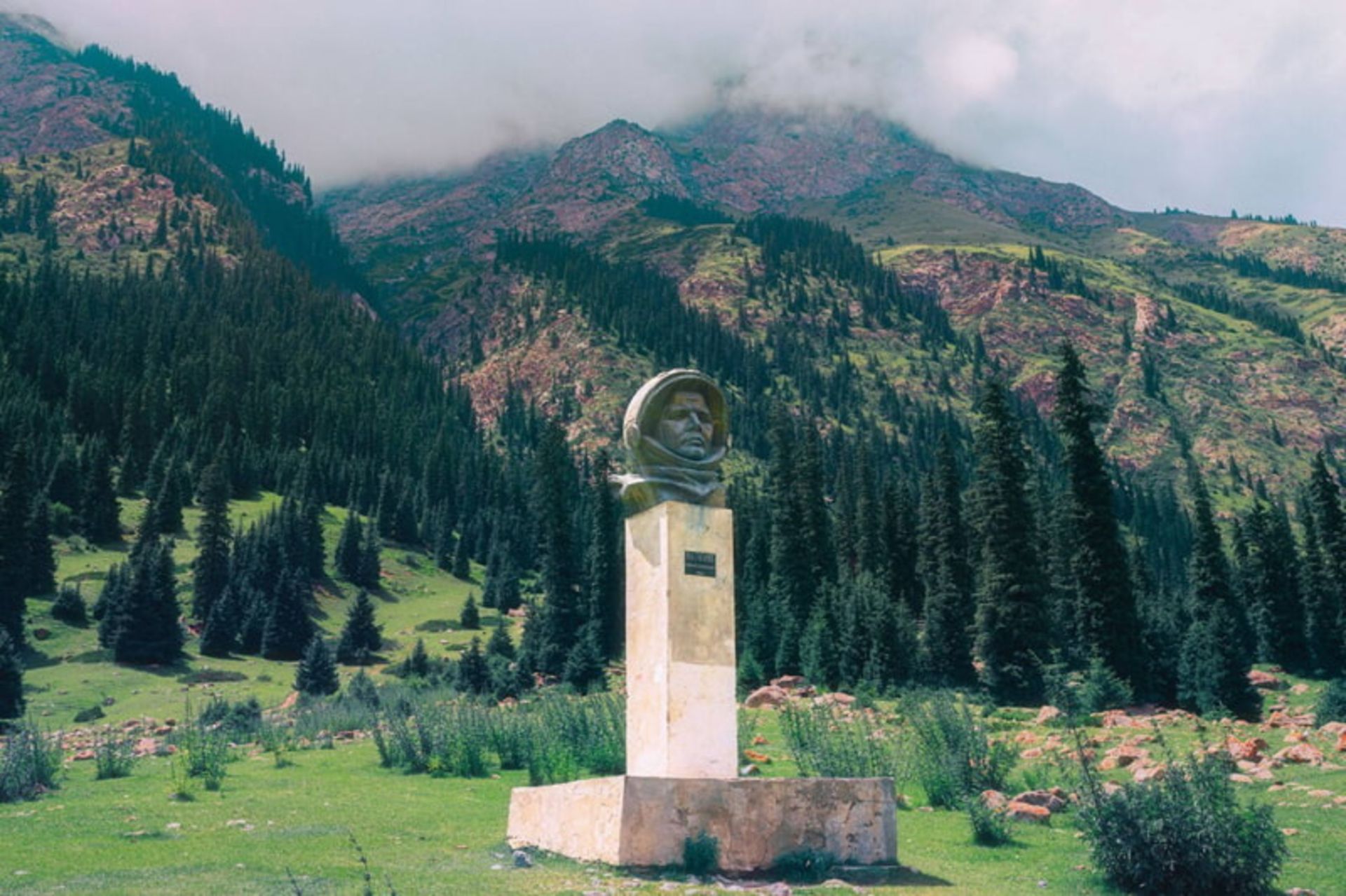 مجسمه برنزی در منظره کوهستانی قرقیزستان