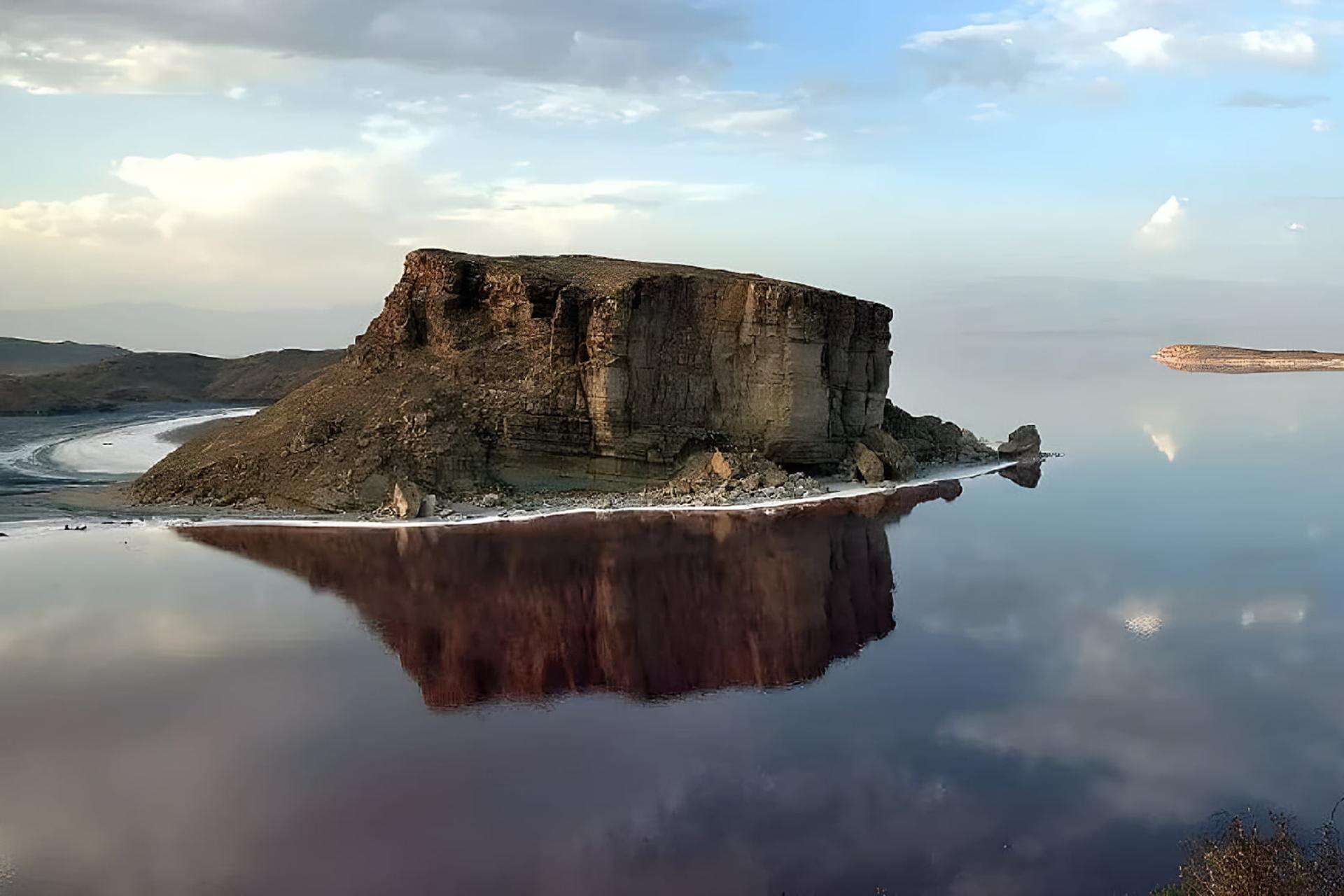دریاچه ارومیه با انعکاس کوه و آسمان در سطح آب