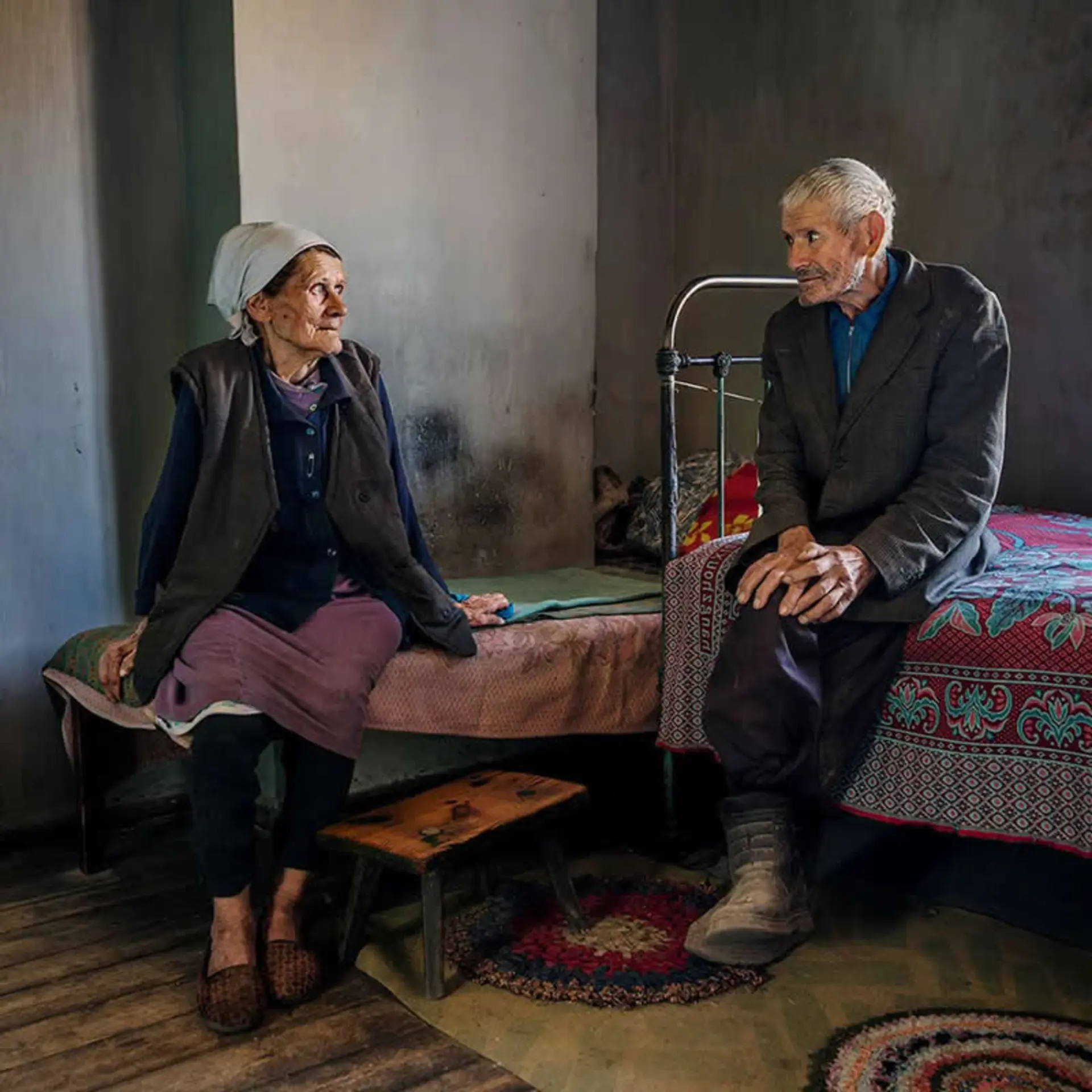 پیرزن و پیرمرد روستایی به یکدیگر نگاه می‌کنند