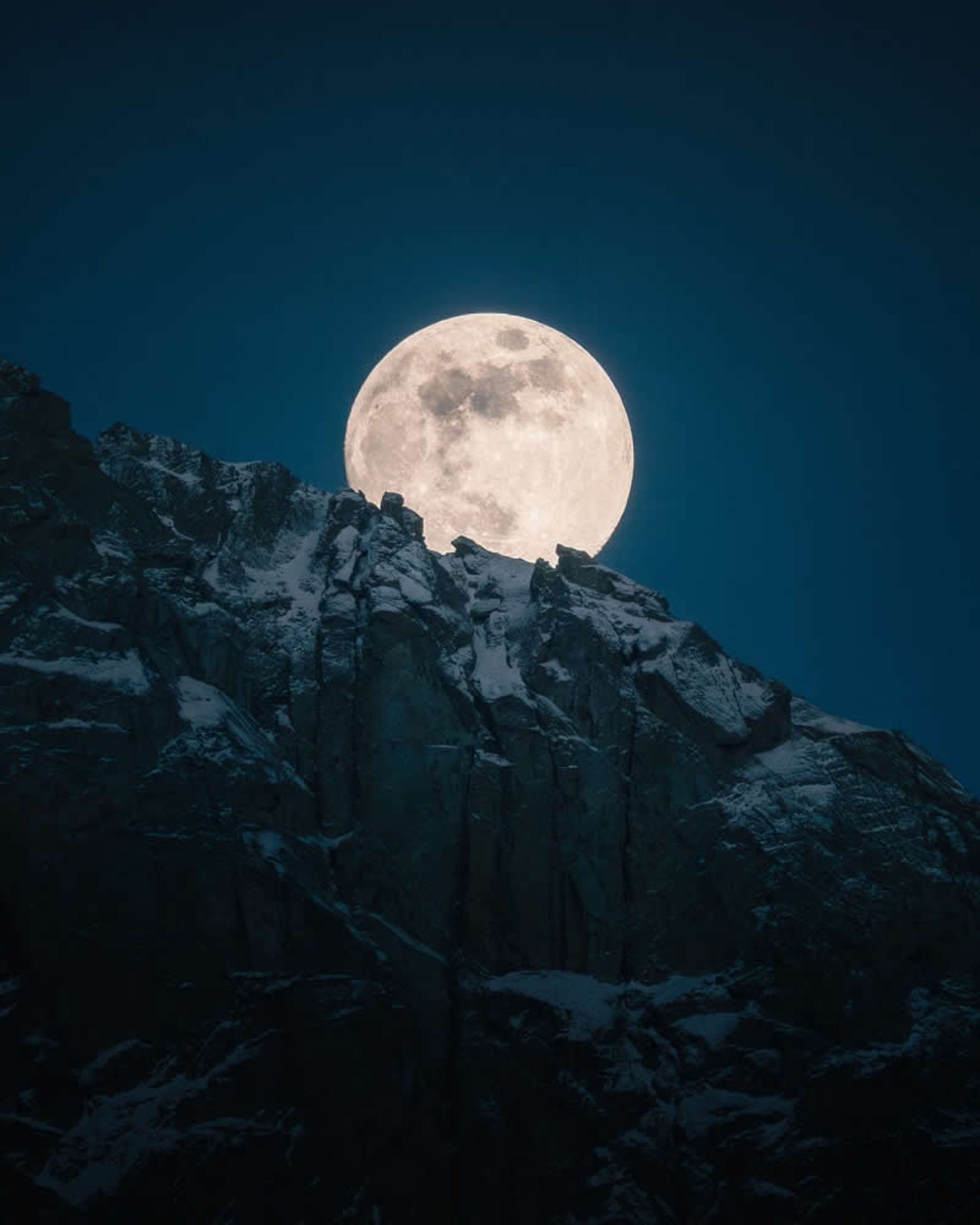 قرص ماه بالای کوهستان