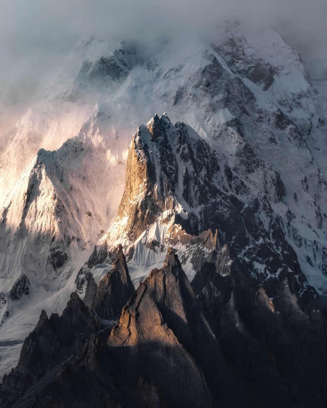 کوهستان غرق برف و مه