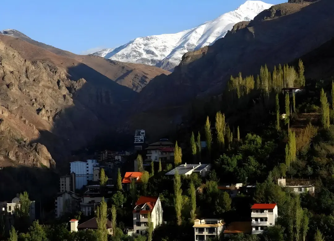کوهستان پوشیده از برف در پس‌زمینه منظره‌ای از روستاهای لواسان