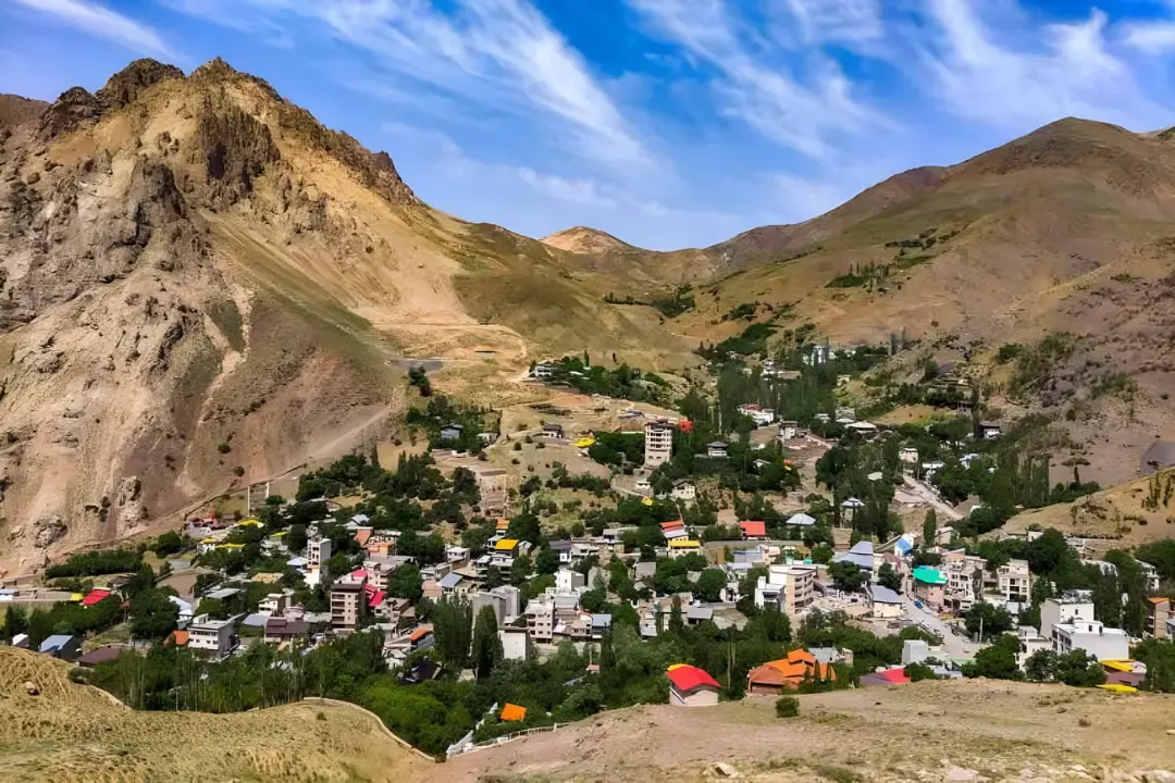 روستای لواسان در میان کوه‌های مرتفع و مناطق کوهستانی