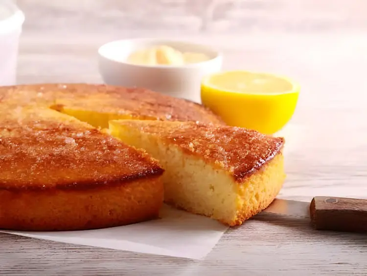 کیک لیمو (Lemon Cake) با بافت نرم و روی برشته