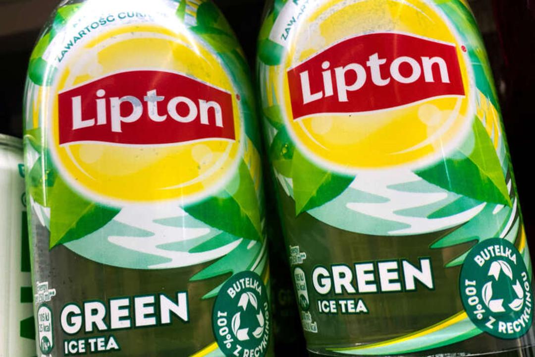 چای سبز لیپتون (Lipton Green Ice Tea) در بطری‌های پلاستیکی شفاف
