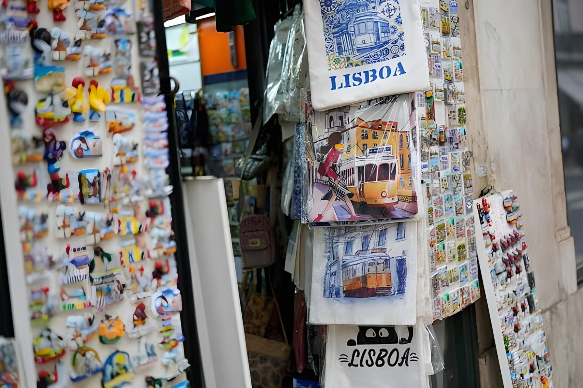 سوغاتی‌های گردشگری با طرح تراموای شهر لیسبون (Lisboa) در مغازه