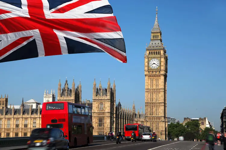 پرچم بریتانیا (Union Jack) در مقابل ساعت بیگ بن (Big Ben) و ساختمان پارلمان