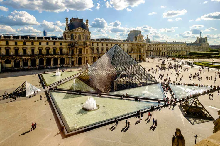 هرم شیشه‌ای (Louvre Pyramid) در محوطه بیرونی موزه لوور در پاریس