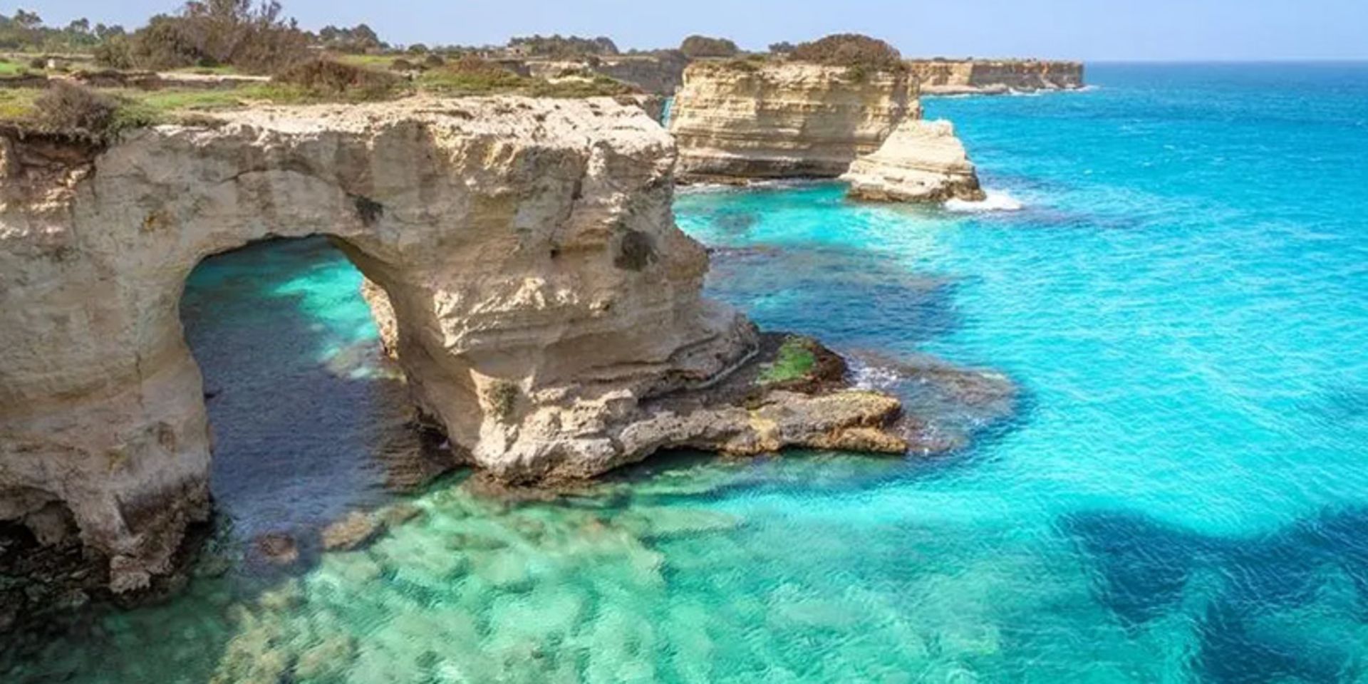 تصویر قبل از فروپاشی طاق سنگی معروف به «طاق عشاق» در سواحل سالنتو ایتالیا