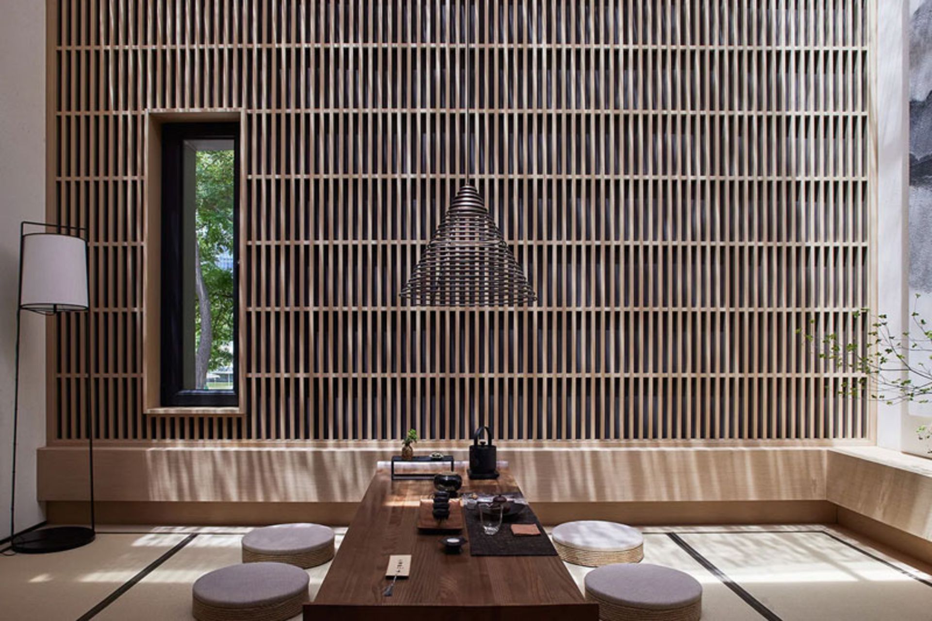 فضای چایخوری سنتی چایخانه دریاچه آبی با بالشتک‌های روی زمین