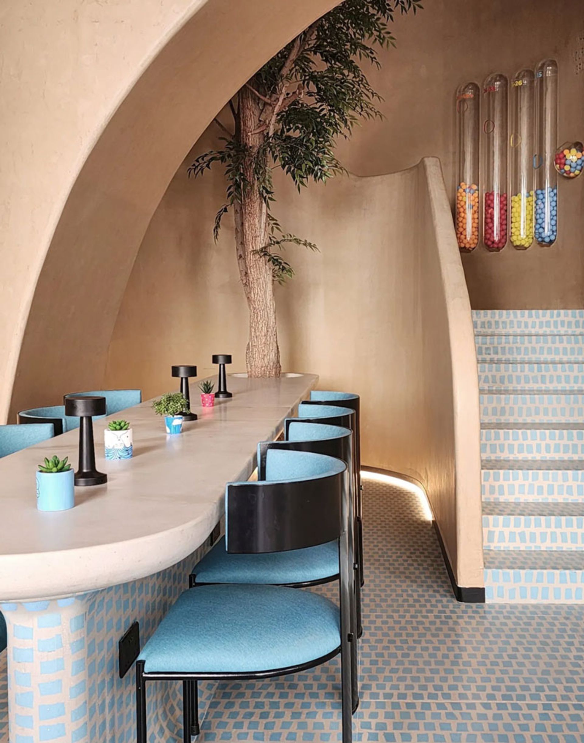 صندلی های آبی کافه کازمو ریاض