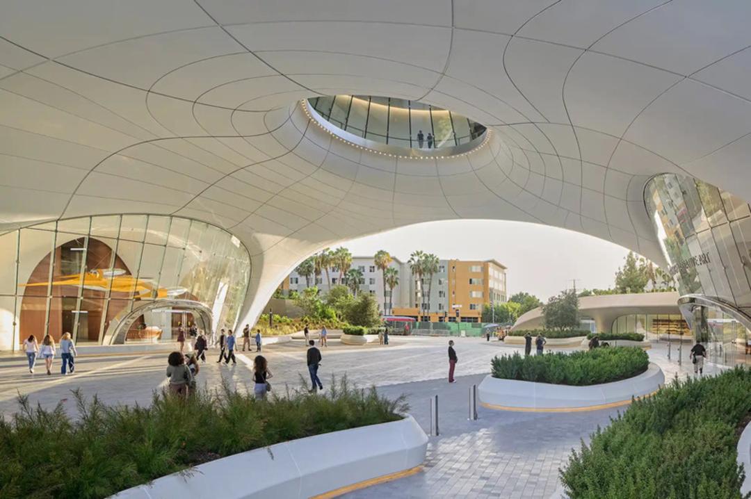 معماری مدرن و منحنی‌های سفید ساختمان موزه جورج لوکاس (Lucas Museum) در فضای باز