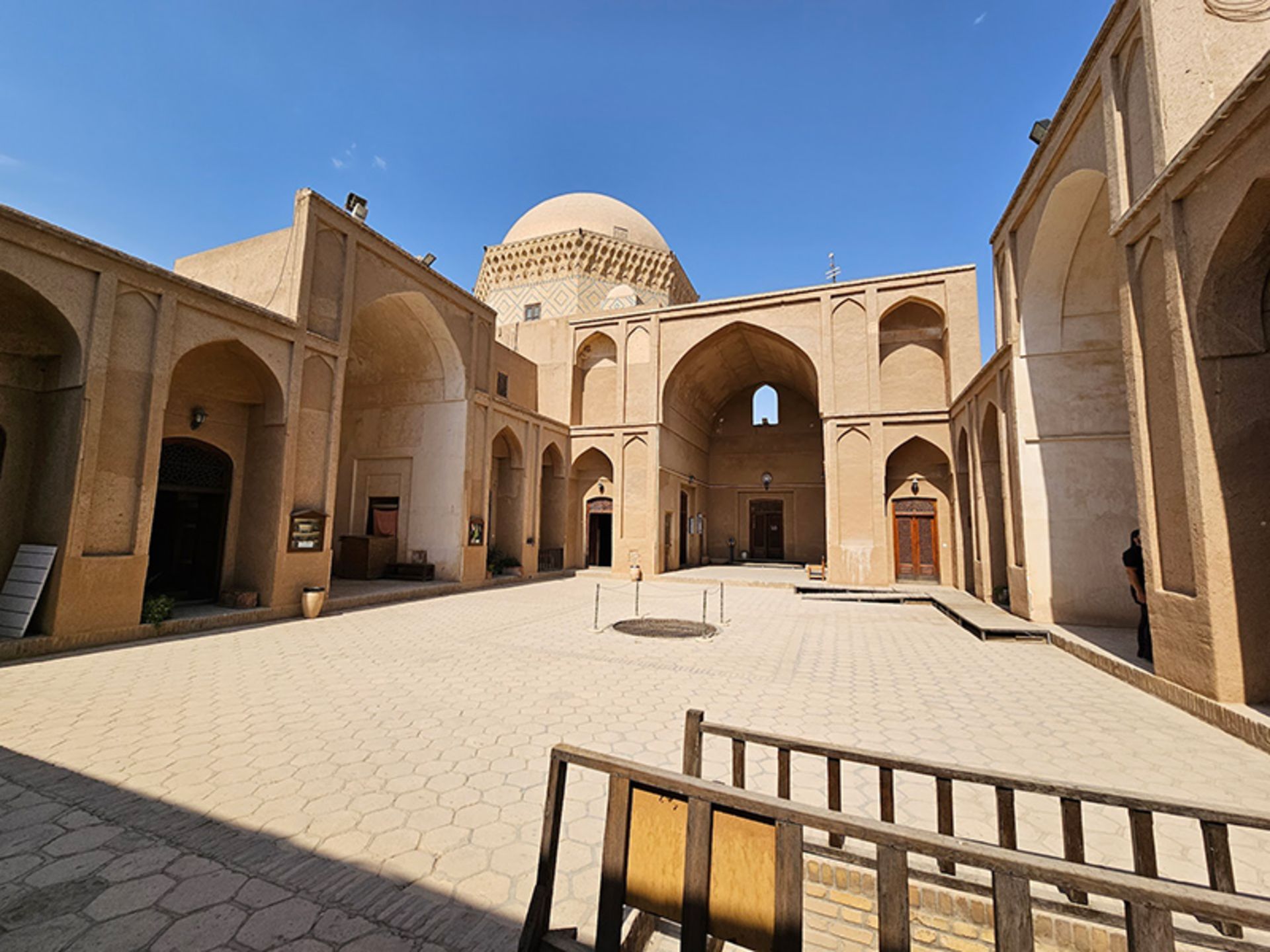 محوطه کنار بنای خشتی زندان اسکندر