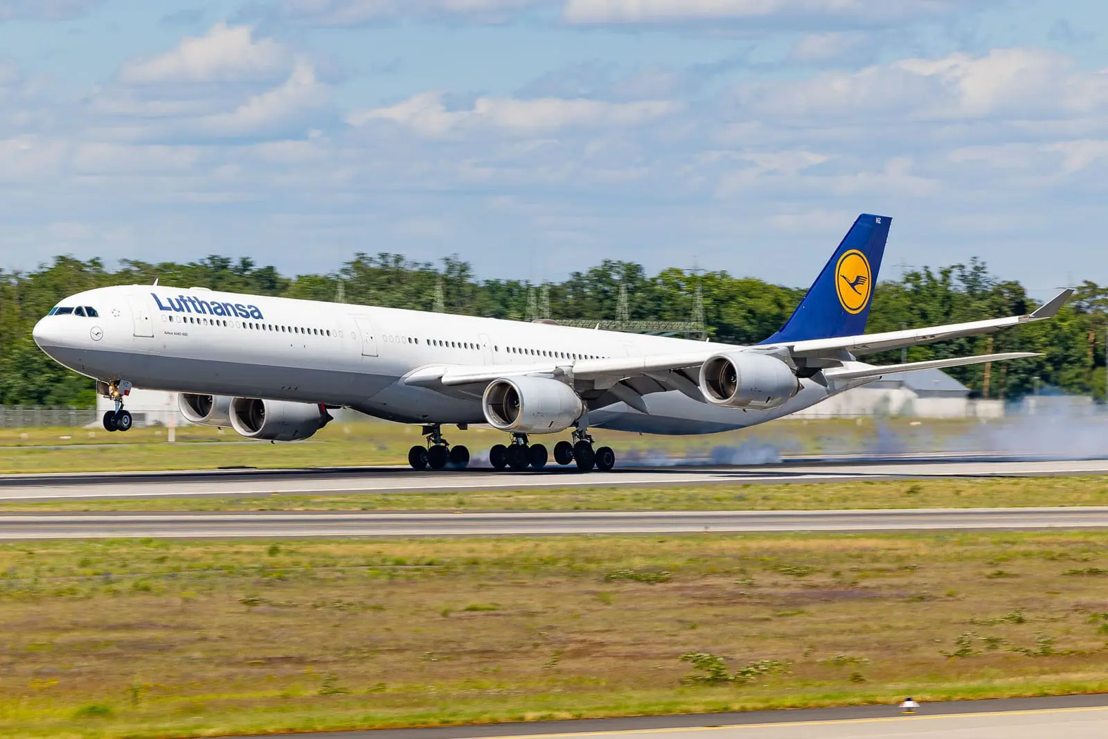 هواپیمای ایرباس A340-600 (Airbus A340-600) با رنگ‌بندی لوفتهانزا در حال نشستن روی باند فرودگاه