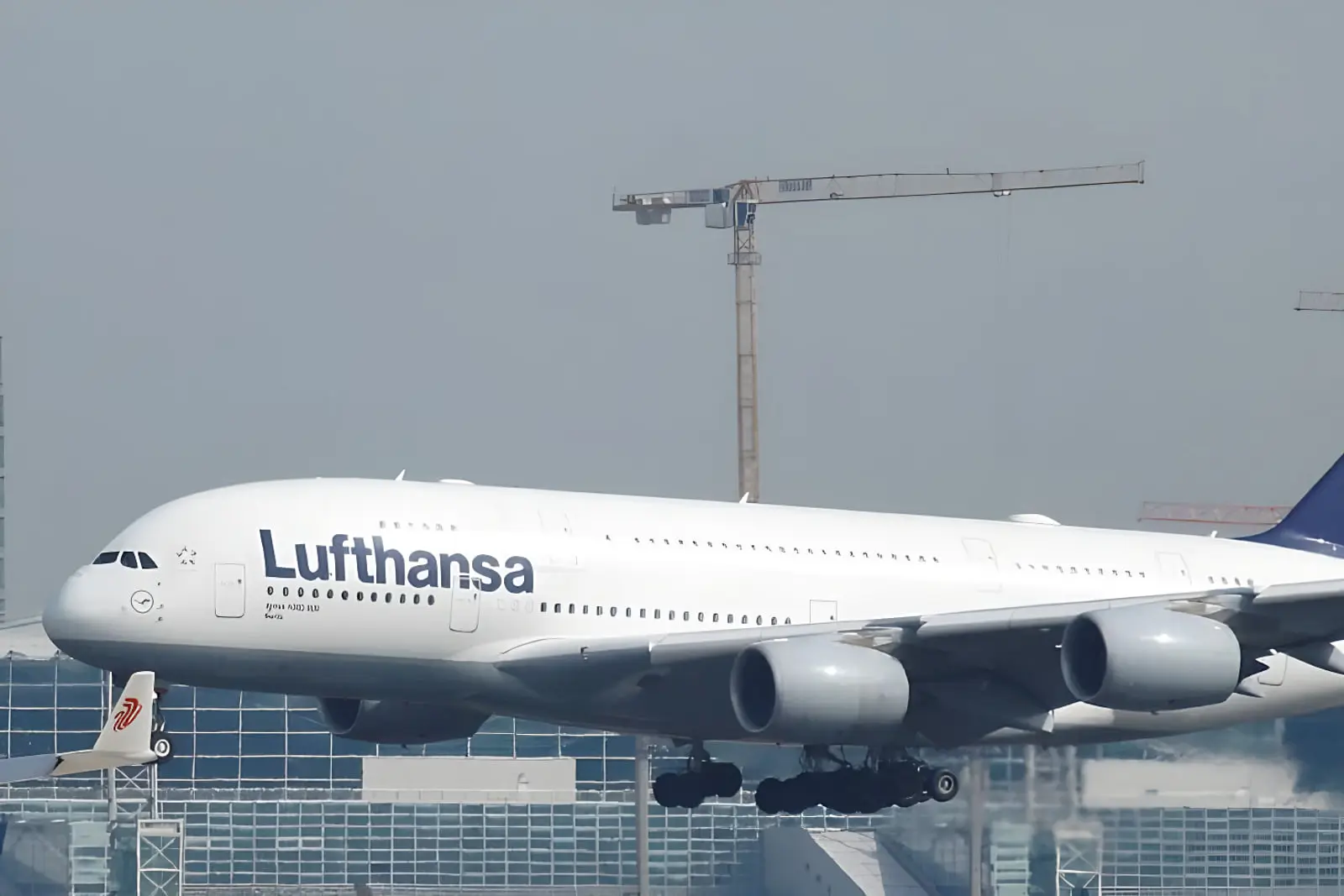 هواپیمای ایرباس (Airbus) شرکت لوفت‌هانزا (Lufthansa) در حال نشستن روی باند فرودگاه