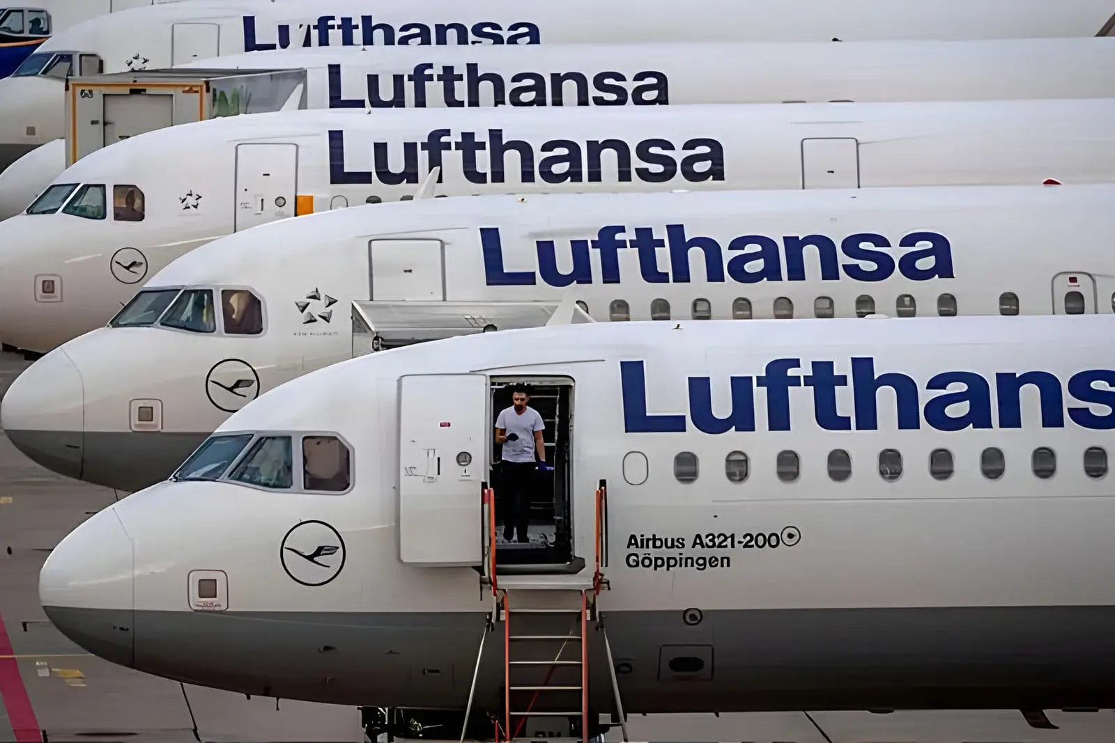 هواپیماهای شرکت لوفت‌هانزا (Lufthansa) در ردیف در فرودگاه