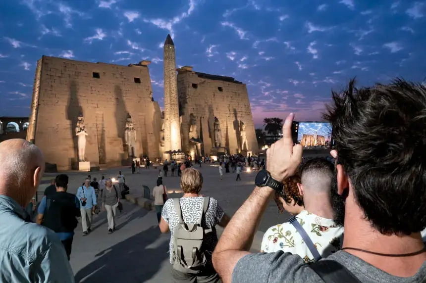 معبد باستانی مصر (Luxor Temple) در مقابل آسمان پر از ابر