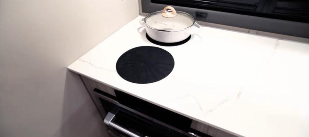 آشپزخانه تریلر مسافرتی با کابینت سفید و اجاق گاز کوچک