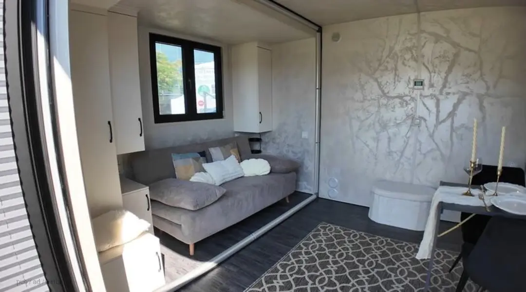 دکوراسیون داخلی یک خانه کوچک لوکس (Tiny House) با مبلمان مدرن و پنجره بزرگ