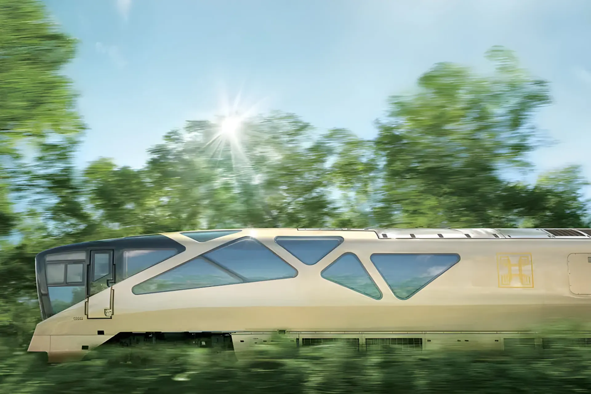 قطار لوکس ژاپنی (Japanese luxury train) در حال حرکت میان درختان سبز