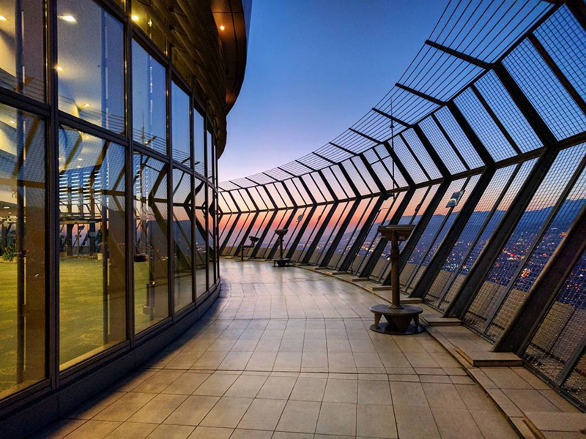 سکوی دید بسته برج میلاد