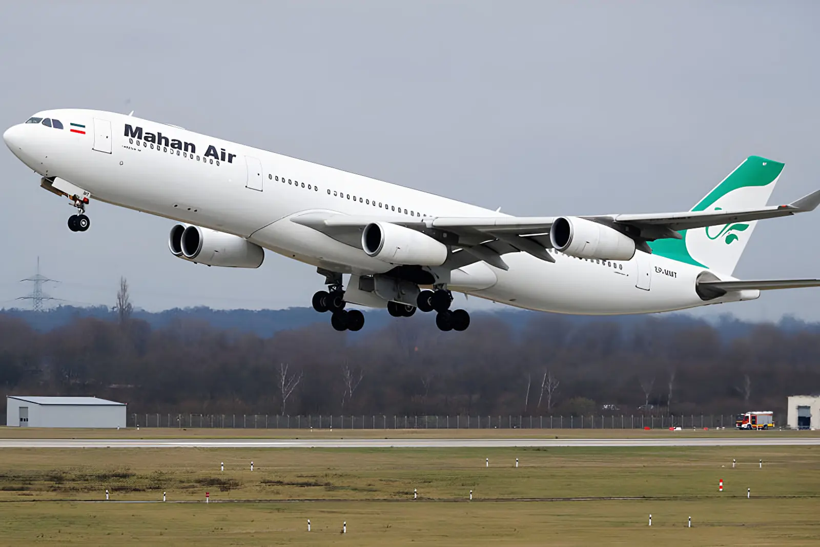 هواپیمای ایرباس (Airbus) شرکت ماهان ایر در حال فرود در فرودگاه
