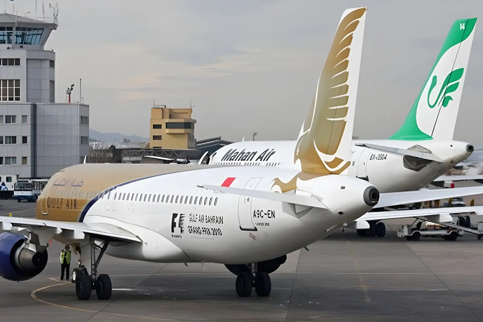 هواپیماهای ماهان ایر (Mahan Air) و گلف ایر (Gulf Air) در باند فرودگاه