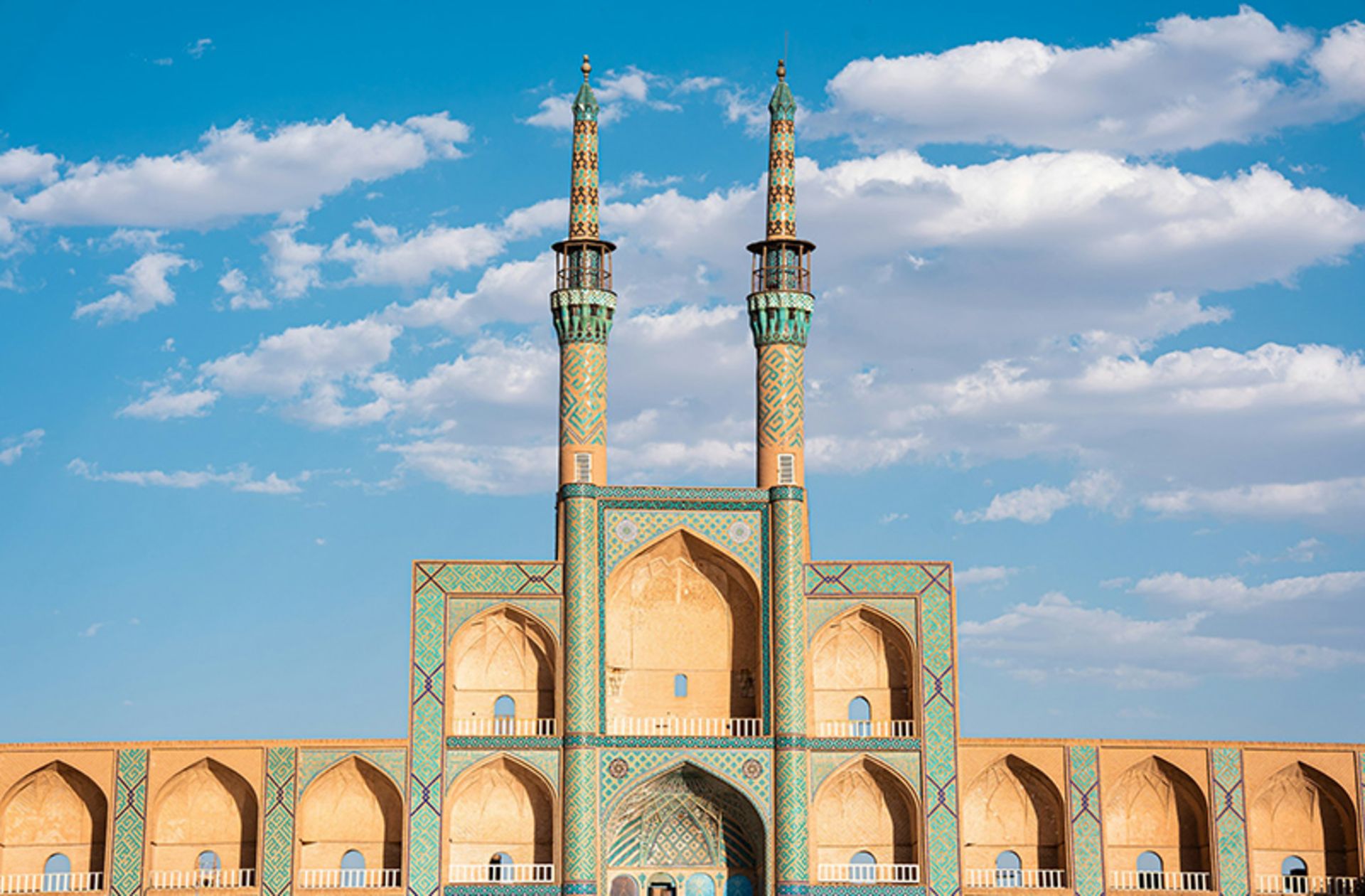 گلدسته های مسجد امیرچخماق در میدان امیرچخماق